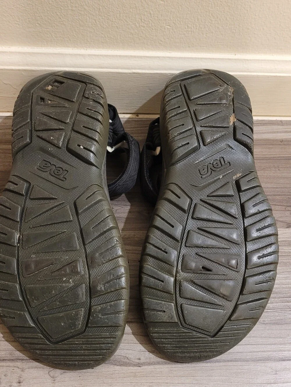 Teva Mens Sandal Strappy Hook Loop Size 9 Black Hiking Outdoor Beach